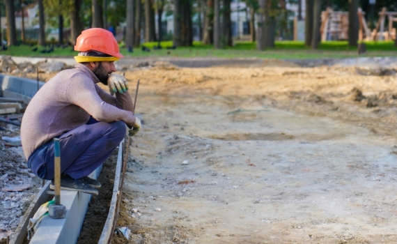Секрет строителей против скользких ступеней: просто добавь это в краску или лак — невероятно, но факт