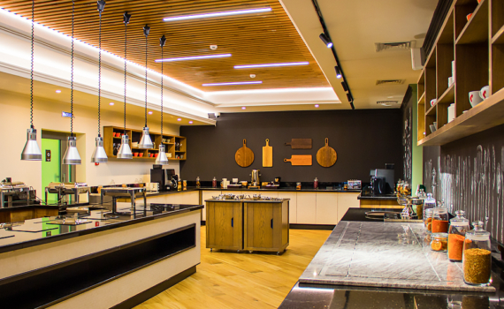 Не спешите выбрасывать старую кастрюлю: превратите её в сияющий артефакт быстро и просто