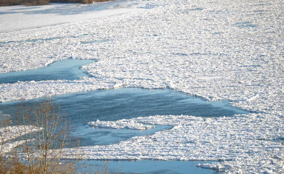 Томичам напомнили правила поведения на водоемах в осенне-зимний период